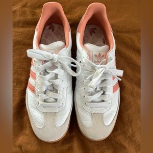 Adidas SAMBA OG SHOES 

Color: Cloud White / Wonder Clay / Crystal White